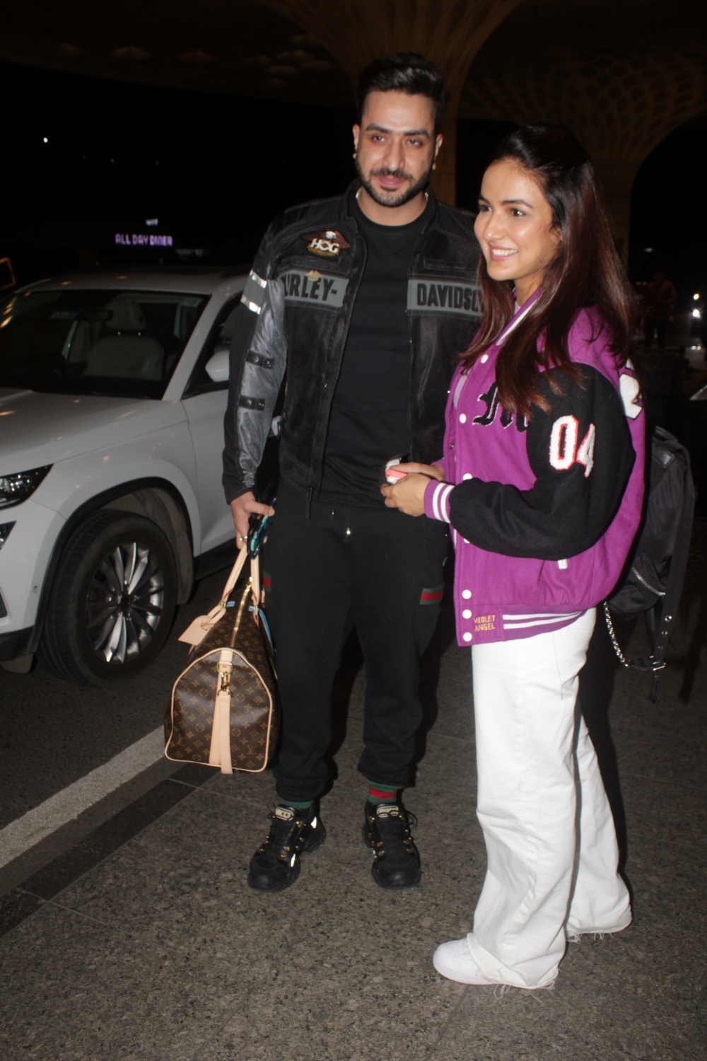 Mumbai: Aly Goni And Jasmin Spotted at Airport Arrived on Thursday, August 26, 2021.(Photo: Sanjay Tiwari/IANS)