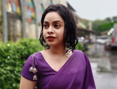 While Mumbai has been receiving heavy rainfall from past couple of months, actress Sumona Chakravarti is seen setting style goals during the monsoon season. The 