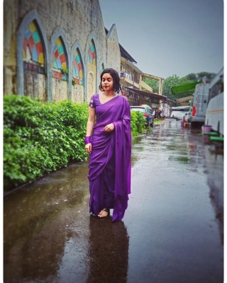 While Mumbai has been receiving heavy rainfall from past couple of months, actress Sumona Chakravarti is seen setting style goals during the monsoon season. The 