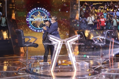 Actor Amitabh Bachchan along with Sanoj Raj 1st Crorepati of Kaun Banega Crorepati.