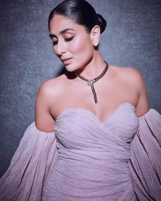 Actress and fashionista Kareena Kapoor Khan stunned in beautiful pastel coloured figure hugging dress. Kareena was sported wearing a dress with a sweetheart neckline and balloon sleeve inserts. She paired the ensemble with Serpenti coil neck piece by the the lable BVLGARI.