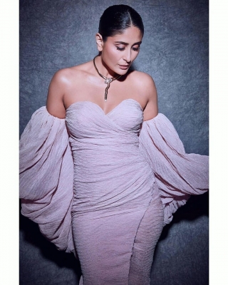 Actress and fashionista Kareena Kapoor Khan stunned in beautiful pastel coloured figure hugging dress. Kareena was sported wearing a dress with a sweetheart neckline and balloon sleeve inserts. She paired the ensemble with Serpenti coil neck piece by the the lable BVLGARI.