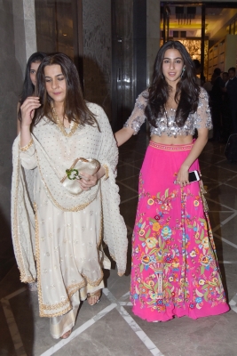 Actress Amrita Singh and Sara Ali Khan. (Photo: Amlan Paliwal/IANS)