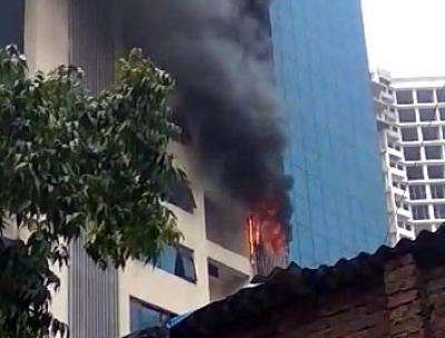 Mumbai: Fire breaks out in Peninsula Business Park Building that houses several Bollywood production houses, at Andheri (West) in Mumbai on Oct 14, 2019. (Photo: IANS)