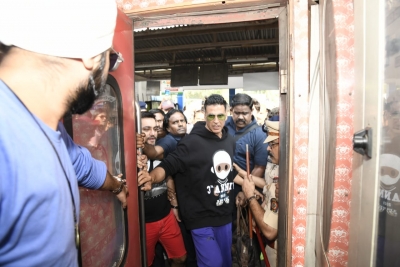 Mumbai: Actor Akshay Kumar arrives at Borivali railway station to travel by a special promotional train from Mumbai to Delhi as part of 