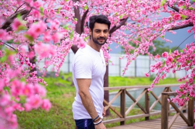 Actor Karan Wahi is having fun shooting with former Miss Universe Lara Dutta whom he finds 