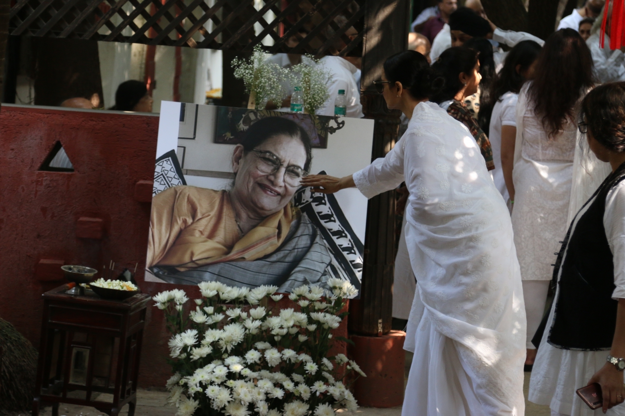 Mumbai: Actress Rekha at the funeral of Shaukat Azmi - veteran actress, wife of renowned Late Urdu poet and lyricist Kaifi Azmi and mother of actress Shabana Azmi - in Mumbai on Nov 23, 2019. (Photo: IANS)