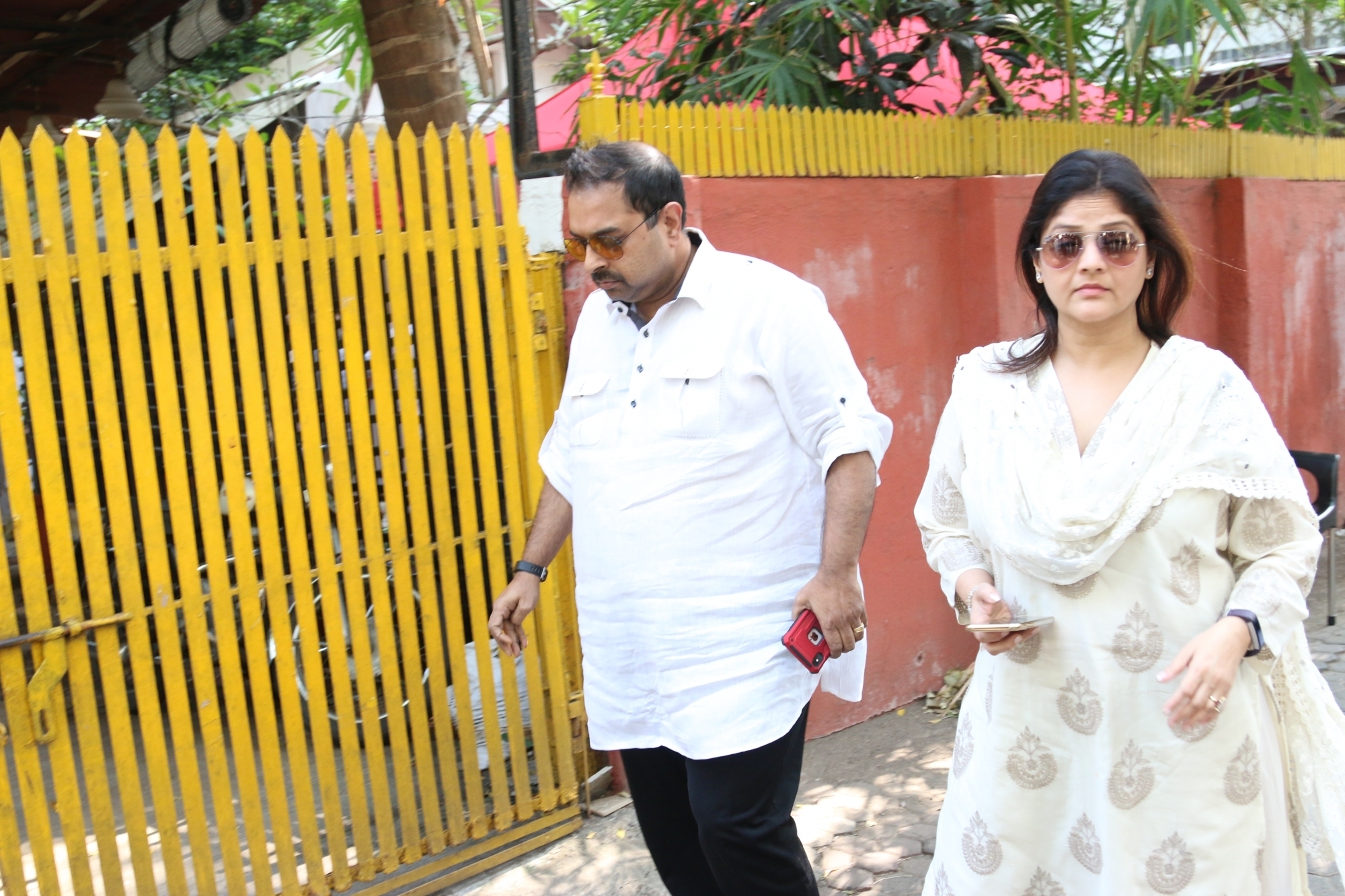 Mumbai: Singer Shankar Mahadevan at the funeral of Shaukat Azmi - veteran actress, wife of renowned Late Urdu poet and lyricist Kaifi Azmi and mother of actress Shabana Azmi - in Mumbai on Nov 23, 2019. (Photo: IANS)