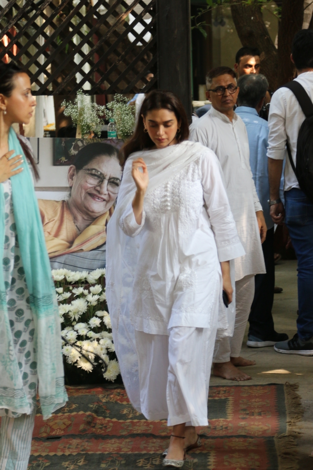 Mumbai: Actress Aditi Rao Hydari at the funeral of Shaukat Azmi - veteran actress, wife of renowned Late Urdu poet and lyricist Kaifi Azmi and mother of actress Shabana Azmi - in Mumbai on Nov 23, 2019. (Photo: IANS)