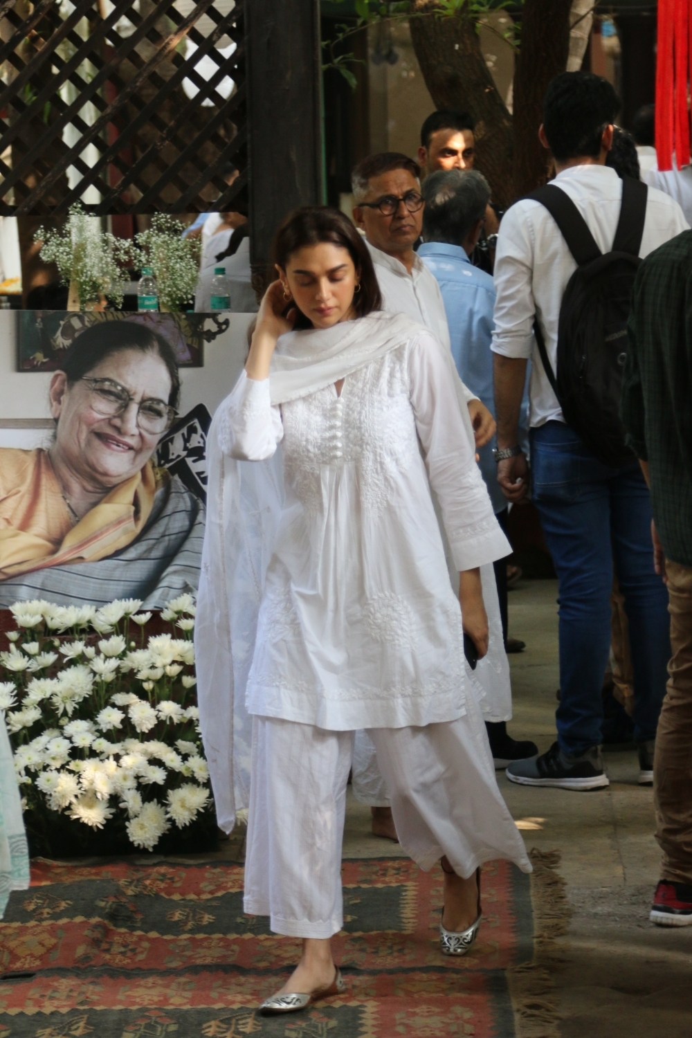 Mumbai: Actress Aditi Rao Hydari at the funeral of Shaukat Azmi - veteran actress, wife of renowned Late Urdu poet and lyricist Kaifi Azmi and mother of actress Shabana Azmi - in Mumbai on Nov 23, 2019. (Photo: IANS)