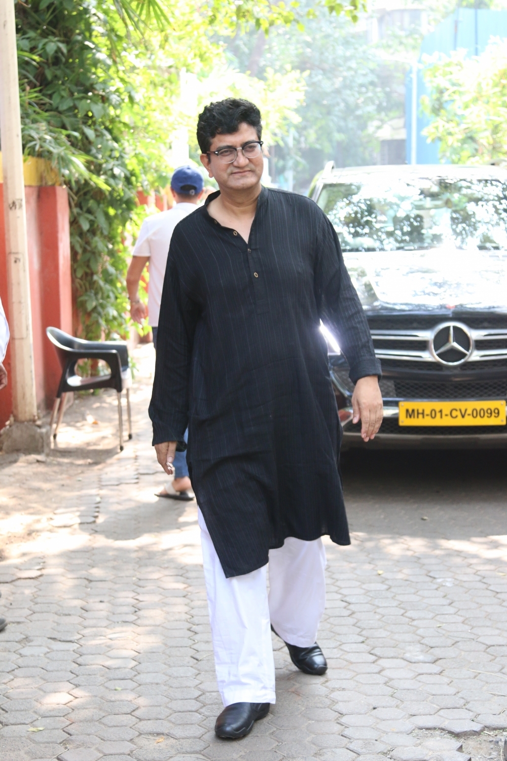 Mumbai: CBFC chairman Prasoon Joshi at the funeral of Shaukat Azmi - veteran actress, wife of renowned Late Urdu poet and lyricist Kaifi Azmi and mother of actress Shabana Azmi - in Mumbai on Nov 23, 2019. (Photo: IANS)
