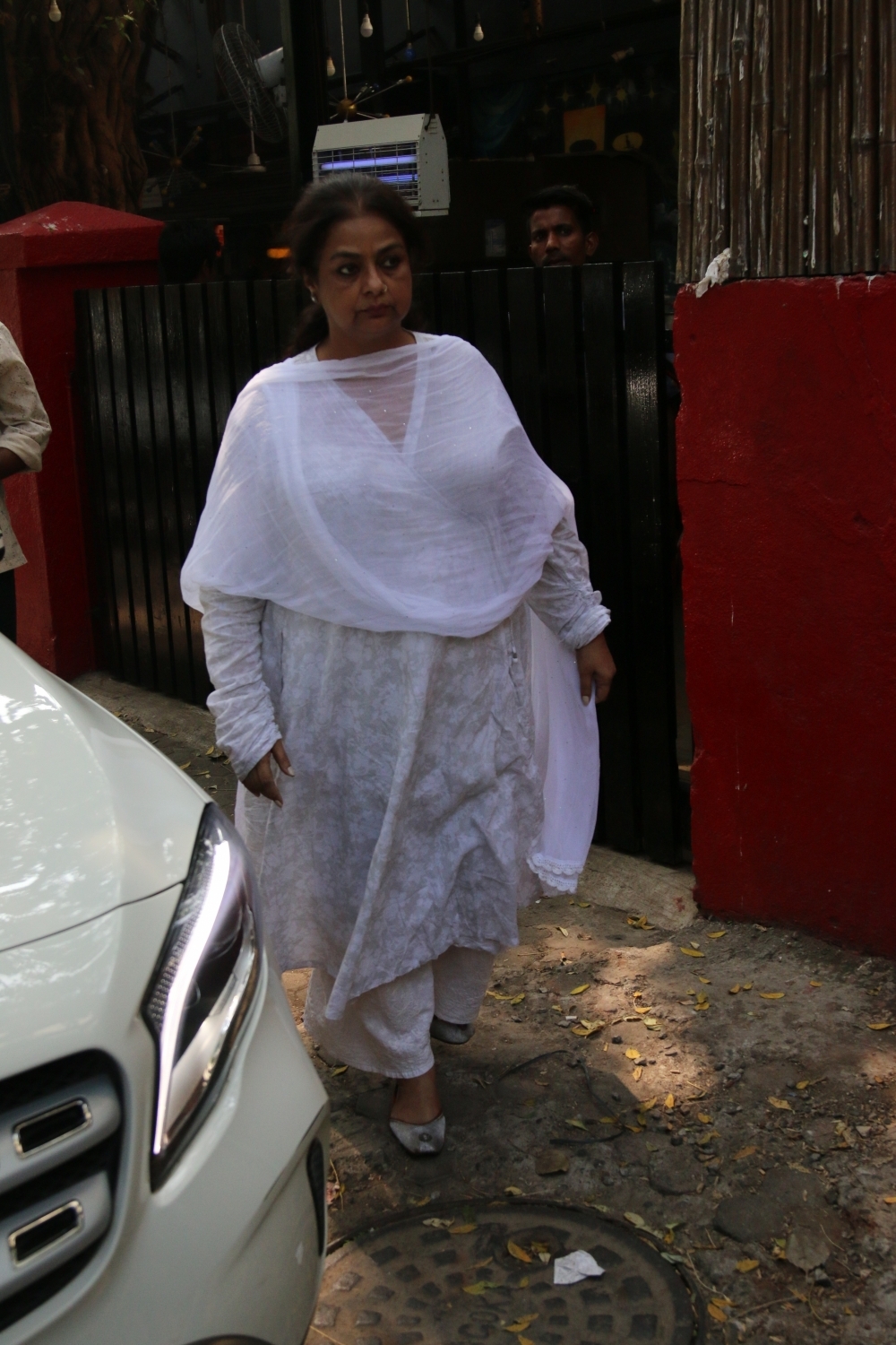 Mumbai: Actress Neelima Azeem at the funeral of Shaukat Azmi - veteran actress, wife of renowned Late Urdu poet and lyricist Kaifi Azmi and mother of actress Shabana Azmi - in Mumbai on Nov 23, 2019. (Photo: IANS)