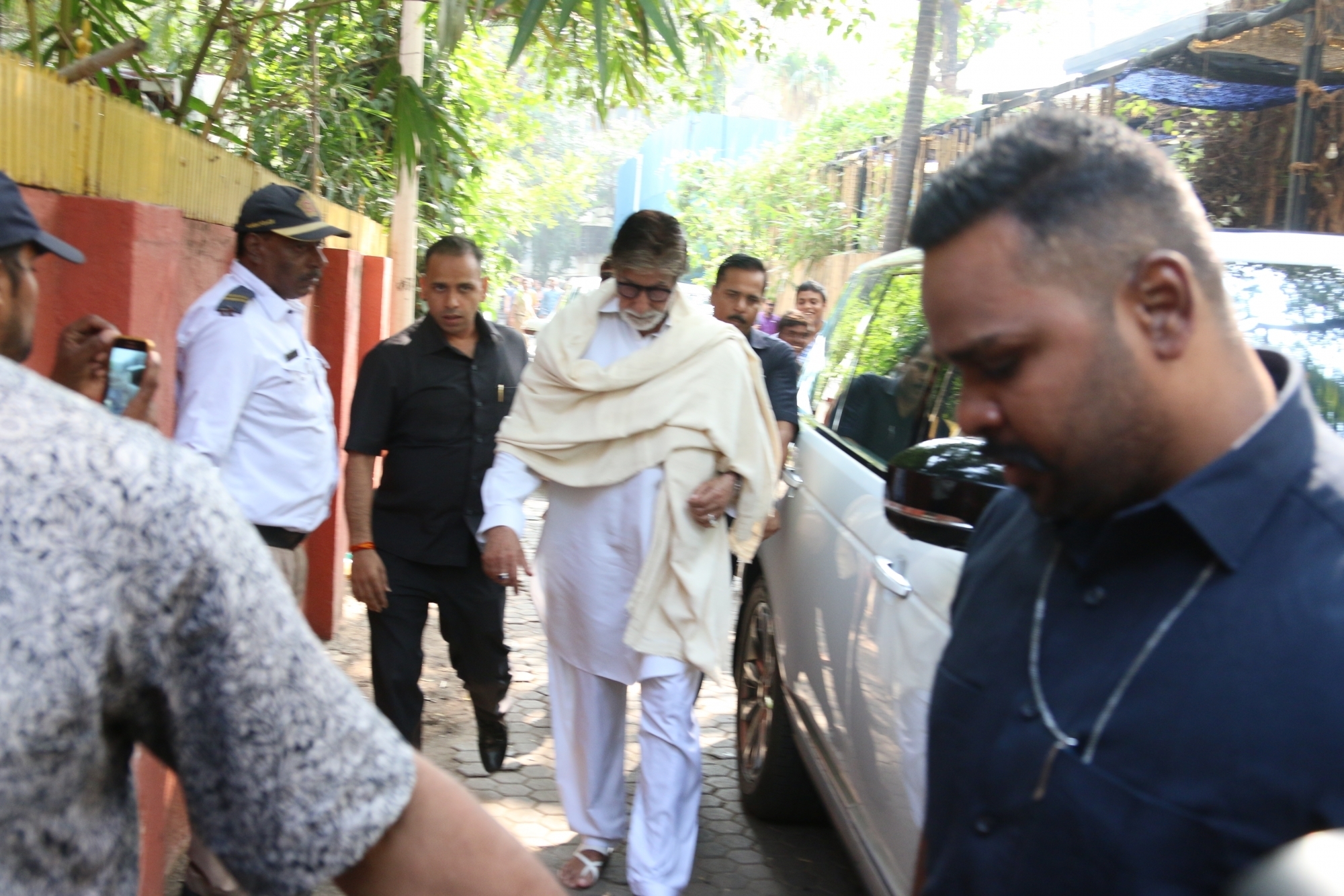 Mumbai: Actor Amitabh Bachchan at the funeral of Shaukat Azmi - veteran actress, wife of renowned Late Urdu poet and lyricist Kaifi Azmi and mother of actress Shabana Azmi - in Mumbai on Nov 23, 2019. (Photo: IANS)