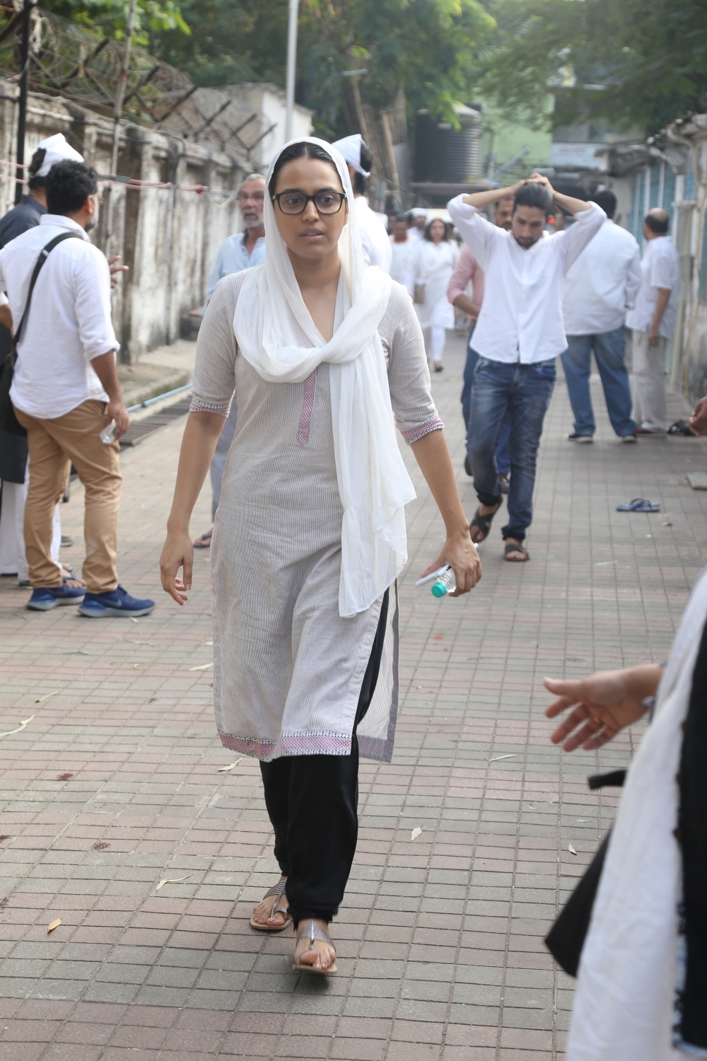 Mumbai: Actress Swara Bhaskar at the funeral of Shaukat Azmi - veteran actress, wife of renowned Late Urdu poet and lyricist Kaifi Azmi and mother of actress Shabana Azmi - in Mumbai on Nov 23, 2019. (Photo: IANS)