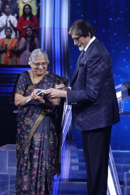 Philanthropist and Infosys Foundation chairperson Sudha Murthy and actor Amitabh Bachchan at the final episode of 