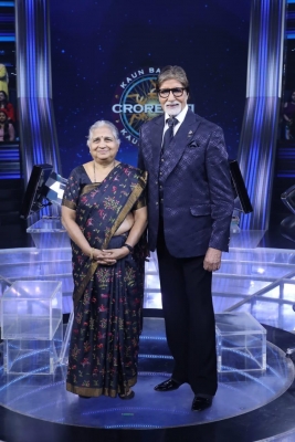 Philanthropist and Infosys Foundation chairperson Sudha Murthy and actor Amitabh Bachchan at the final episode of 