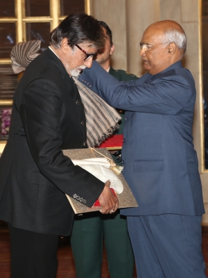 New Delhi: President Ram Nath Kovind presents megastar Amitabh Bachchan with Dadasaheb Phalke Award (India
