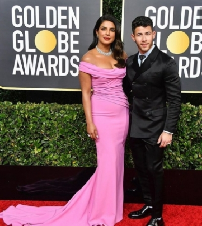 Priyanka Chopra Jonas and her hubby Nick Jonas made a stylish appearance at the red carpet of the 77th Golden Globe Awards ceremony.Dressed in a pink off-shoulder ensemble, Priyanka looked no less than any diva and it was her diamond neckpiece which grabbed the maximum attention. On the other hand, Nick look dapper in a black suit.