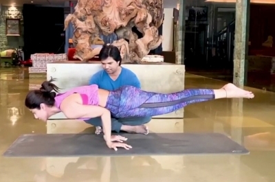 As soon as she is done with the holiday and party season, Shilpa Shetty is back to her workout and how! Being the fitness freak that she is, the actress keeps experimenting with new Yoga asanas every now and then. And the latest in her list is the Mayurasana, which the actress has nailed with perfection!