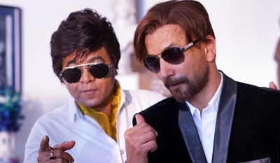 Actors Sanjay Mishra and Deepak Dobriyal.