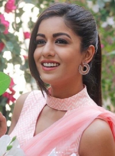 Actress Ishita Dutta is a true fashionista. Be it her casual western look or ethnic look, she never fails to leave an impression on her fans. Her recent photoshoot in a pink saree is a proof of the fact.