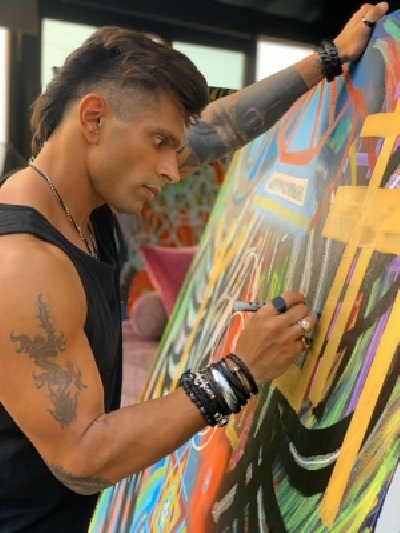 Actor Karan Singh Grover, who has ventured into painting, has now tried his hands on abstract painting. Karan shared that painting is a creative release for him. He has been painting for a couple of years now and through social media he had the opportunity to share his artwork. Karan plans to exhibit 18 of his paintings at an exhibition very soon.