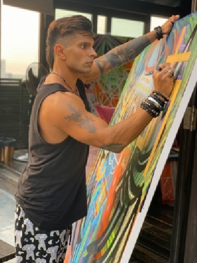 Actor Karan Singh Grover, who has ventured into painting, has now tried his hands on abstract painting. Karan shared that painting is a creative release for him. He has been painting for a couple of years now and through social media he had the opportunity to share his artwork. Karan plans to exhibit 18 of his paintings at an exhibition very soon.