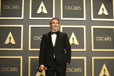 LOS ANGELES, Feb. 10, 2020 (Xinhua) -- Joaquin Phoenix poses for photos after winning the Best Actor award for 