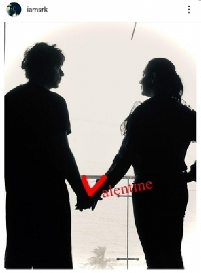 Be it off screen or on screen, superstar Shah Rukh Khan knows the best how to woo his fans with his romantic charisma and wit. Leaving no chance  to spread love on Valentine