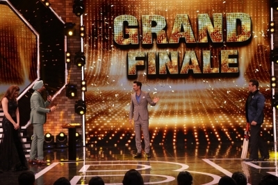 Caption: Actor Salman Khan along with former India cricketers Harbhajan Singh and Mohammad Kaif on the sets of Bigg Boss 13.