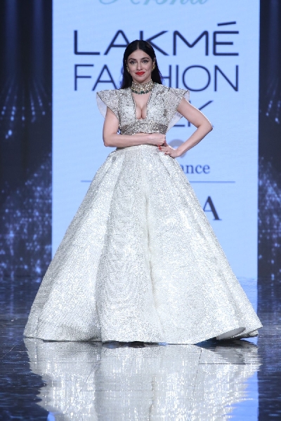 Mumbai: Actress and showstopper Divya Khosla Kumar walks the ramp for Krsna Couture at the Lakme Fashion Week Summer/Resort 2020 grand finale, in Mumbai on Feb 16, 2020. (Photo: IANS)