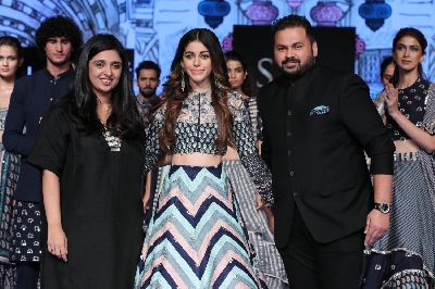 Mumbai: Actress Alaya Furniturewala with fashion designers Sonam & Paras Modi on Day 5 of the Lakme Fashion Week Summer/Resort 2020, in Mumbai on Feb 15, 2020. (Photo: IANS)