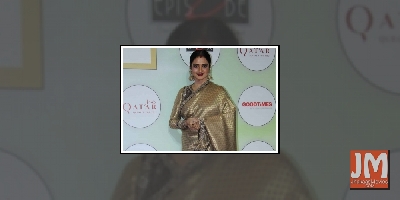 Rekha on posing next to Big B pic: 'Yahaan danger zone hai'