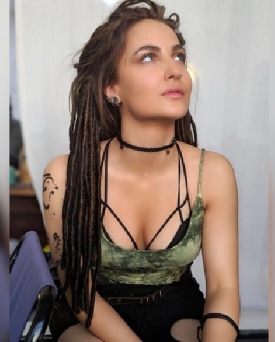 Actress Elli AvrRams look from 