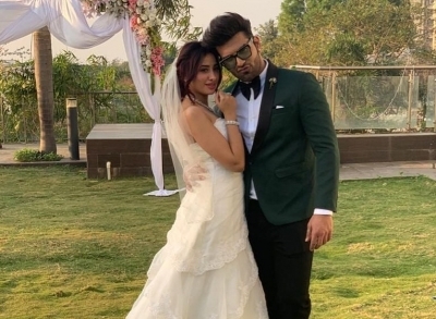 Paras, Mahira get fans excited with bridal photo-op.