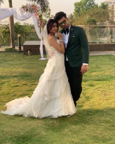 Paras, Mahira get fans excited with bridal photo-op.