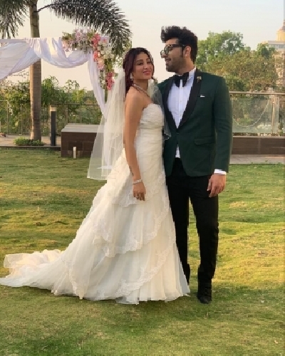 Paras, Mahira get fans excited with bridal photo-op.