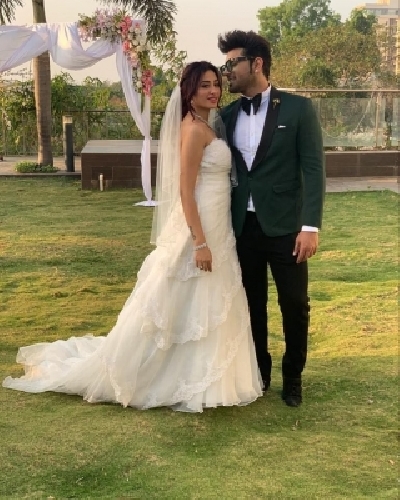 Paras, Mahira get fans excited with bridal photo-op.