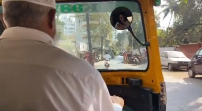 Ditching the luxury of swanky cars, Bollywood actress Raveena Tandon jumped into an auto to attend her niece
