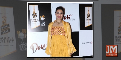 Kajol tries to decode art of taking a selfie