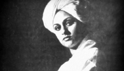 Megastar Amitabh Bachchan on Thursday shared a throwback picture of his wife Jaya Bachchan in which the latter could be seen dressed as Swami Vivekananda. "Jaya .. in film 'Dagtar Babu' in Bengali playing Vivekananda .. film could not be completed," Big B captioned the image.