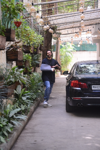 Mumbai: Actor Kartik Aaryan seen at Juhu in Mumbai on March 6, 2020. (Photo: IANS)