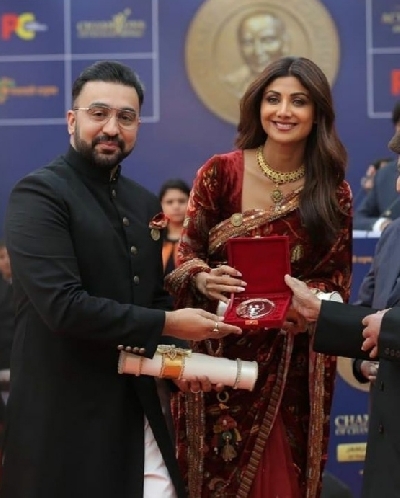 NRI accuses Shilpa Shetty, hubby of cheating in 'gold scam'.