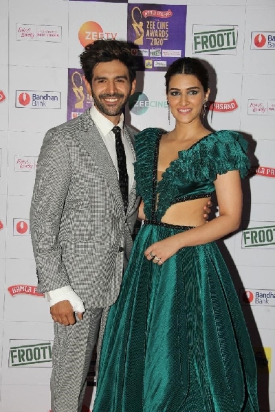 Actors Kartik Aaryan and Kriti Sanon at the Zee Cine Awards 2020.
