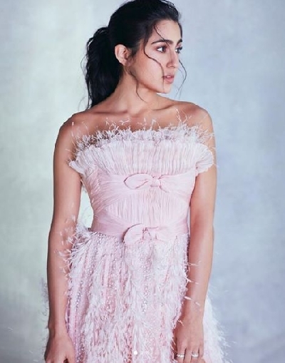 Sara shares her new images from the red carpet event of zee cine awards.