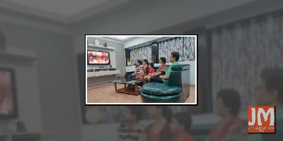 Arun Govil watches 'Ramayan' with family, photo goes viral