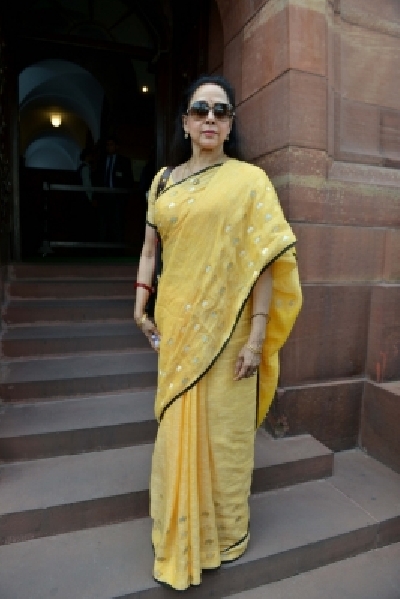 Mumbai, April 3 (IANS) Bollywood celebs have taken to social media to condemn the gruesome incidents of physical assault and stone pelting at doctors and cops in different parts of the country including Indore, Hyderabad and Ahmedabad among other places.