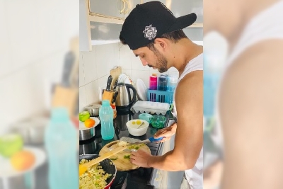 Arjun Bijlani makes egg burji.