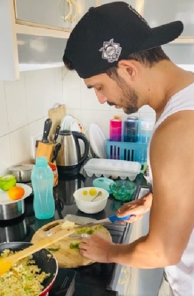Arjun Bijlani makes egg burji.