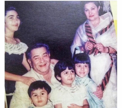 Kareena, Karisma, Ranbir, Riddhima in rare pic with grandpa Raj Kapoor.